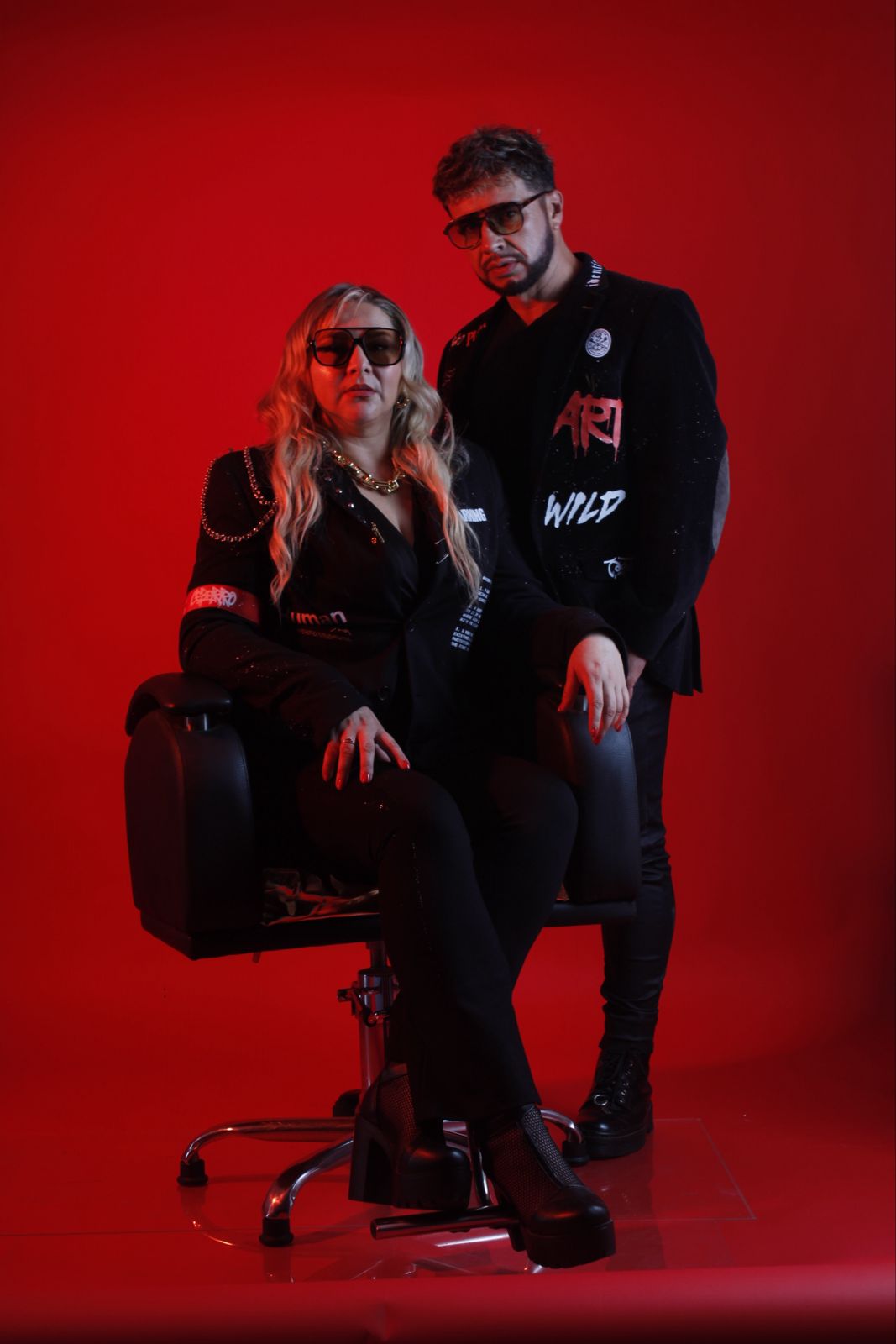 Fabian y Vivi con catalogo Wella Studio VF